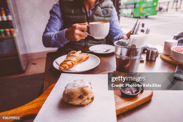 breakfast in coffee shop - daily life in dublin fotografías e imágenes de stock