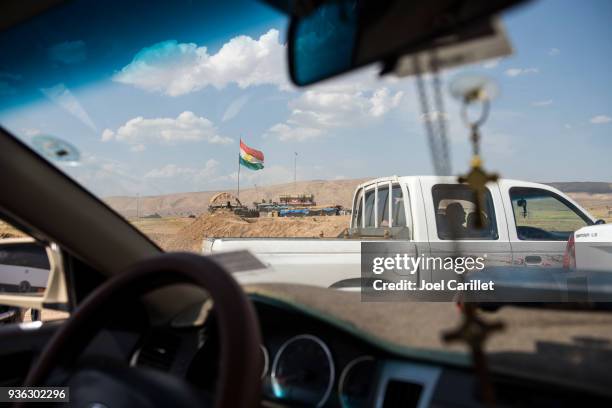 kurdish flag at checkpoint between erbil and mosul - kurdish flag stock pictures, royalty-free photos & images