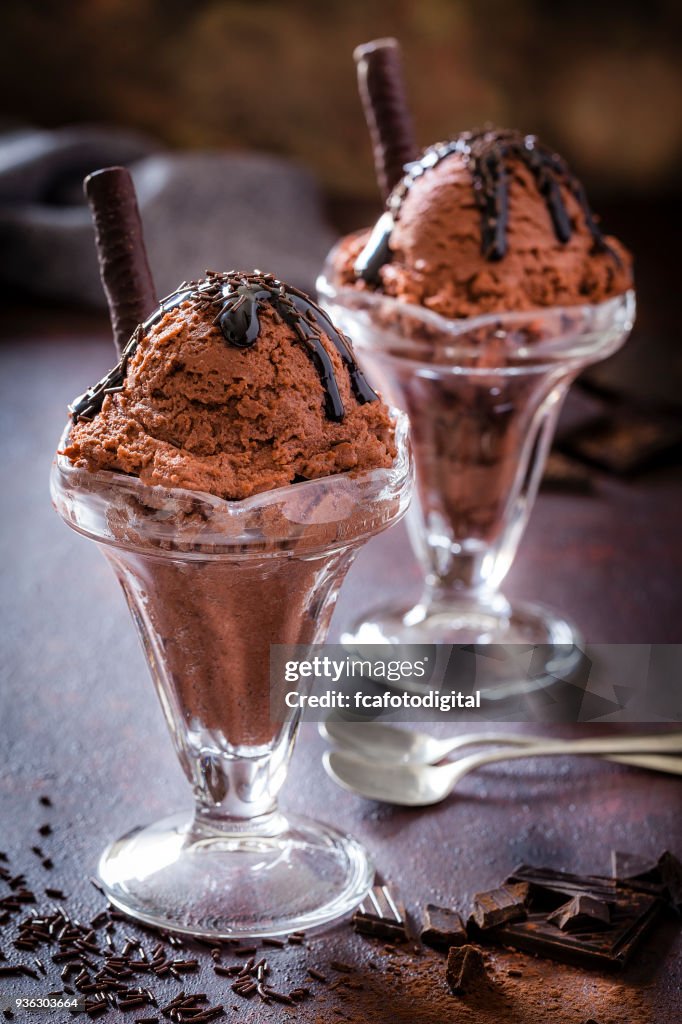 Zwei Schokoladen Eisbecher Eisbecher