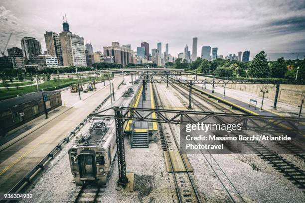 downtown, south loop, train on the tracks near metra roosevelt road station, the town on the background - metra train fotografías e imágenes de stock