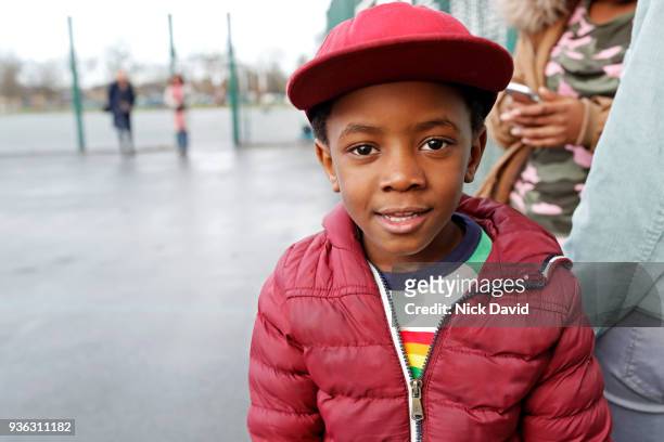 portrait of boy (4-5) in park - london 2018 day 5 stockfoto's en -beelden