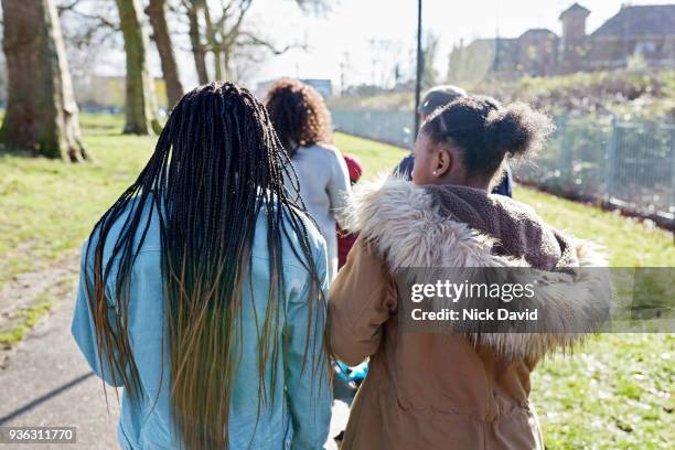 rear view of family walking in park - london 2018 day 5 stockfoto's en -beelden