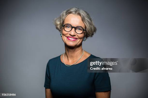 retrato de mujer feliz sobre fondo gris - pintalabios rosa fotografías e imágenes de stock