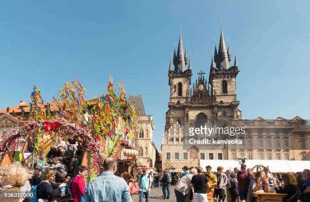 piazza della città vecchia di praga - mercatino di pasqua di fronte alla chiesa di tyn - cultura ceca foto e immagini stock