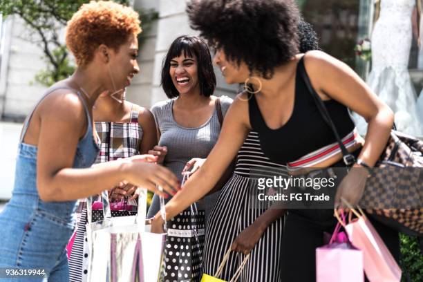 grupp unga vänner shopping i street - latin american and hispanic shopping bags bildbanksfoton och bilder