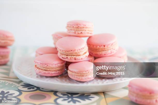 plate of strawberry macaroons - macaron photos et images de collection