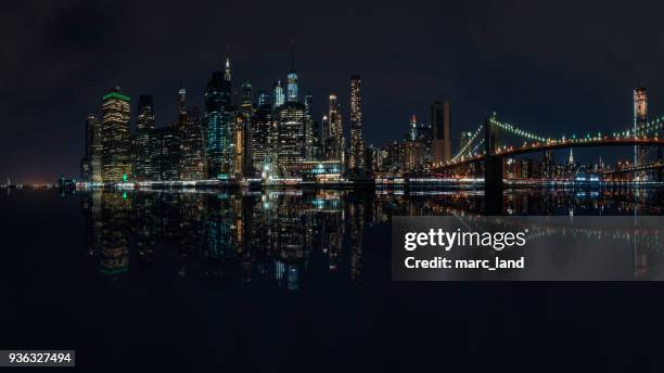 city skyline and brooklyn bridge at night, manhattan, new york, america, usa - lower manhattan stock-fotos und bilder