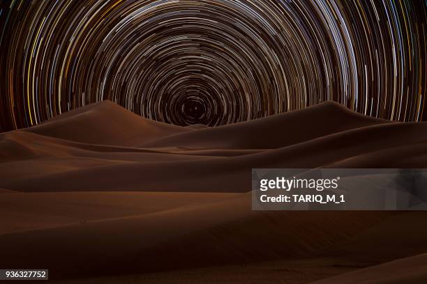 star trail in the desert, riyadh, saudi arabia - riyadh stockfoto's en -beelden