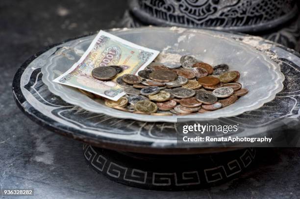 vietnamese money in a bowl - dong stock-fotos und bilder