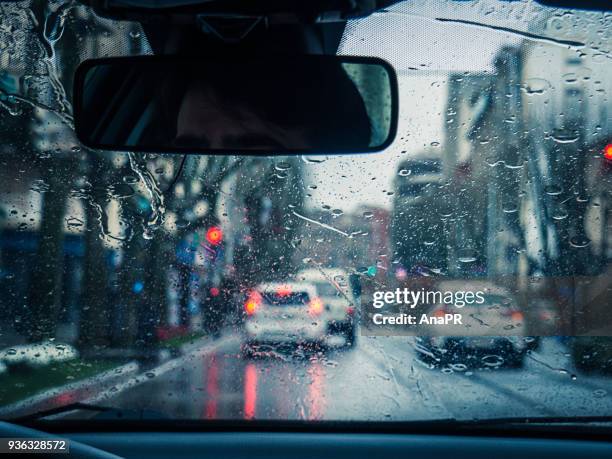 view through a windscreen of traffic in the rain, andalucia, spain - auto ampel stock-fotos und bilder