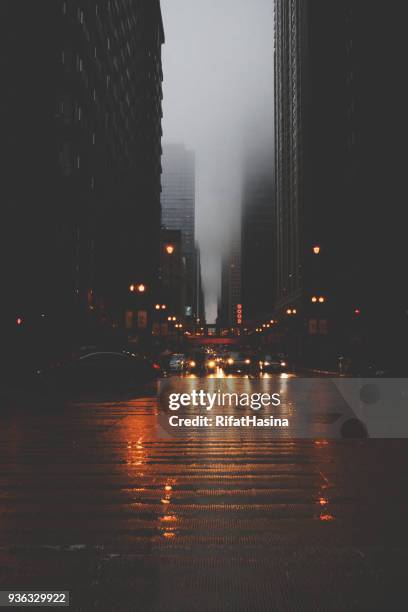 cityscape at night, chicago, america, usa - stimmungsvolle umgebung stock-fotos und bilder