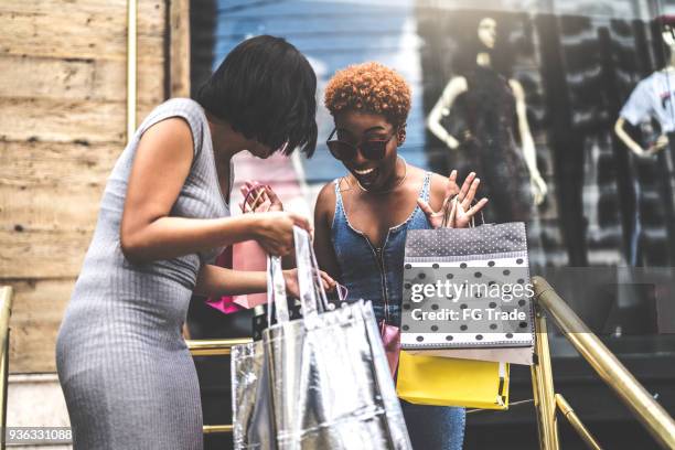unga vänner shopping i gatan - latin american and hispanic shopping bags bildbanksfoton och bilder