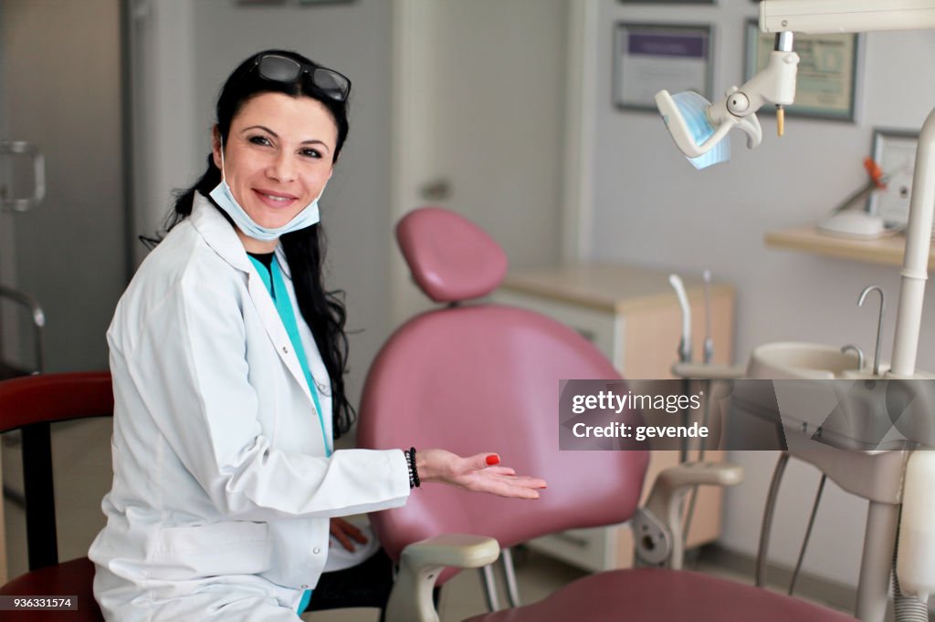 Médico convida gentilmente