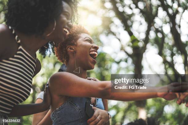 gemengd raciale groep dansen - brazilian dancer stockfoto's en -beelden