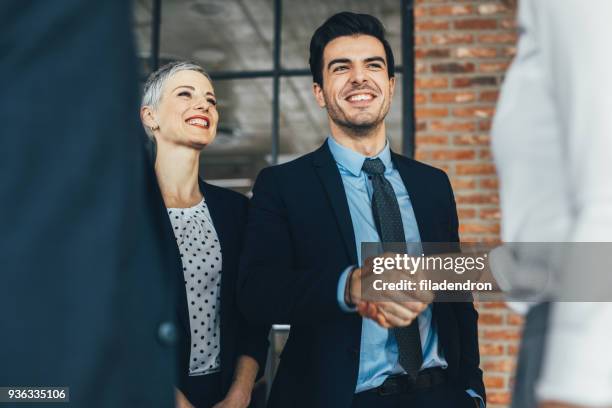 asociación de éxito - bussines group suit tie fotografías e imágenes de stock