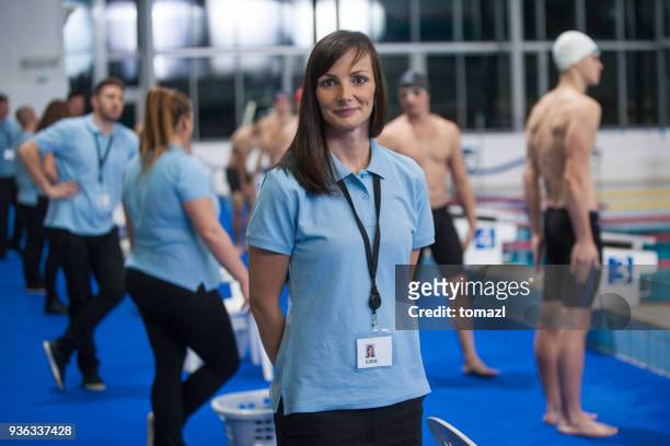 arbitre de la natation féminine au concours avant le départ - arbitre officiel sportif photos et images de collection