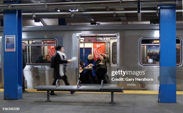 33rd Street Path 22 33rd Street Station (Path) Stock Photos, High-Res Pictures, and ...