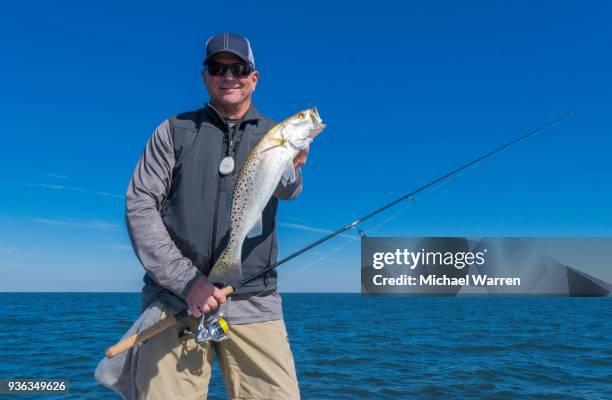 pêcheur holding gros poissons - gulf coast photos et images de collection