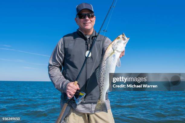 pescador pescado grande de explotación - texas gulf coast fotografías e imágenes de stock