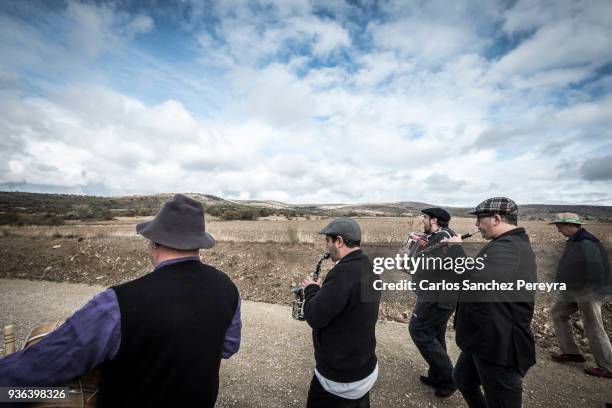 folk music in spanish countryside - country folk imagens e fotografias de stock