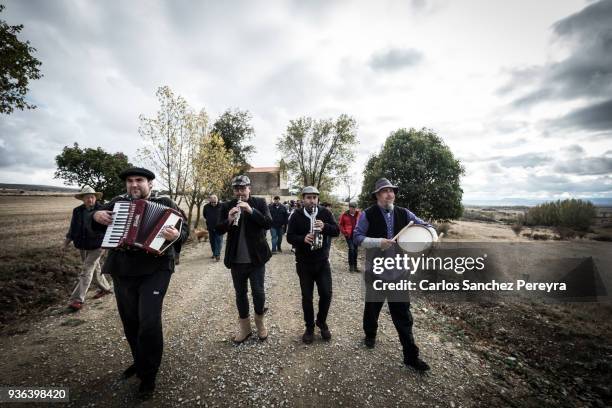 folk music in spanish countryside - country folk imagens e fotografias de stock