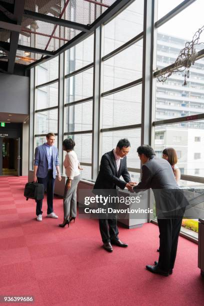 na een ontmoeting met discussie in office gang in kyoto, japan - lypsekyo16 stockfoto's en -beelden