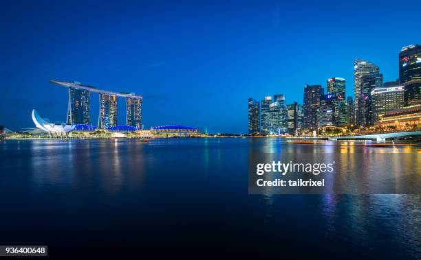 singapur y marina bay sands hotel al atardecer, singapur - marina square fotografías e imágenes de stock