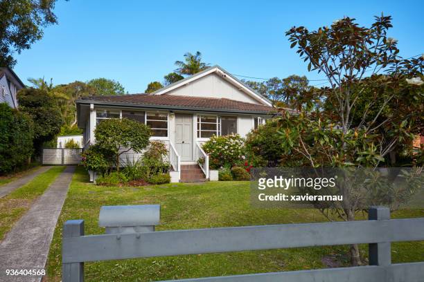 australische haus vom zaun in vororten gegen himmel - bungalow house stock-fotos und bilder