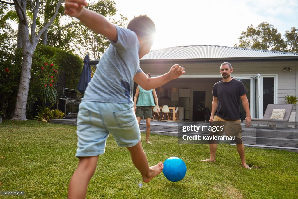 Australian criança brincando com os pais no jardim quintal