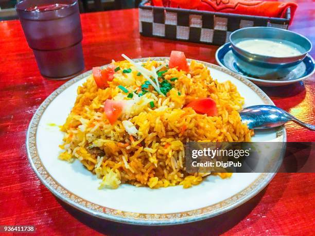 indian mutton biryani served in plate on table - biryani - fotografias e filmes do acervo