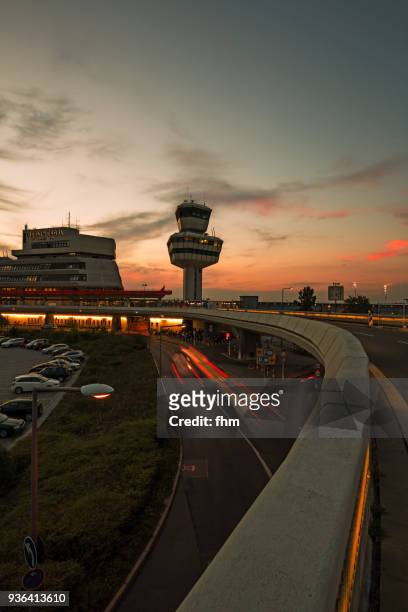 sunset at airport berlin-tegel (txl) - (berlin-reinickendorf, germany) - aeroporto internacional de berlin tegel imagens e fotografias de stock