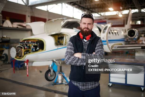 fluggerätmechaniker im hangar - flugzeugmechaniker stock-fotos und bilder
