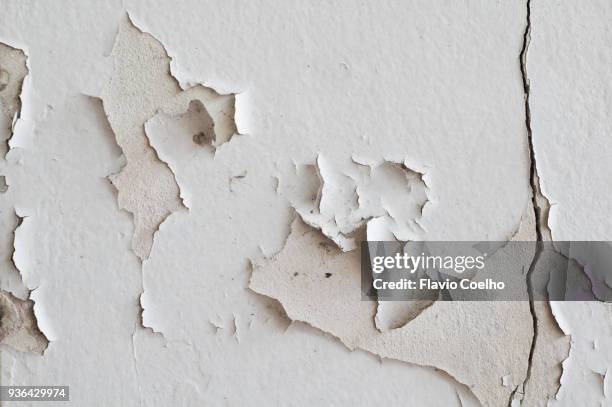 paint peeling off wall - plaster stock-fotos und bilder