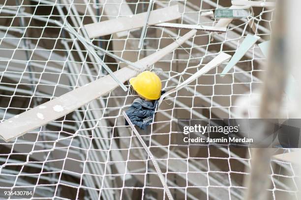 helmet on construction site - safety net stock pictures, royalty-free photos & images