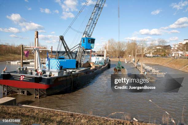 dredger reinigt het basin harbor - juergen bosse stockfoto's en -beelden