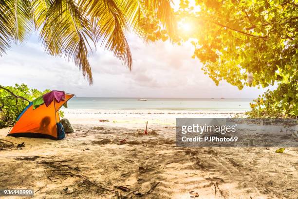 kamperen in een tropisch strand - eiland praslin - seychellen - pjphoto69 stockfoto's en -beelden