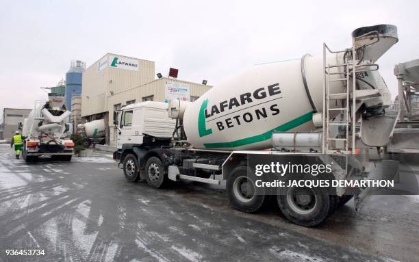 Photo du centre de distribution de ciment "Lafarge", prise quai André Citroën à Paris le 6 janvier 2010. AFP PHOTO/JACQUES DEMARTHON