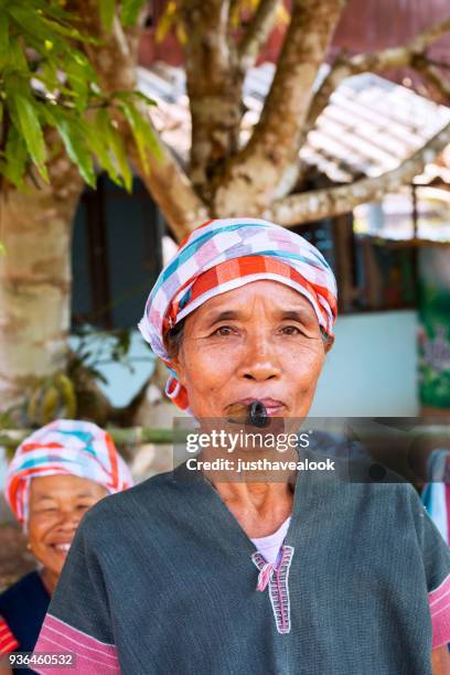 alten thai-frau mit kleinen hölzernen pfeife im norden thailands - bauer pfeife stock-fotos und bilder