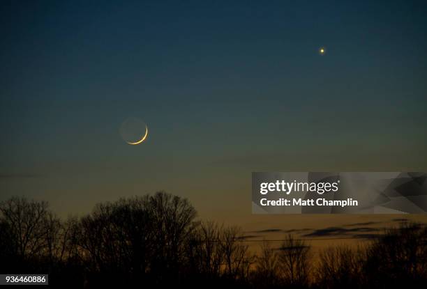 conjunction of the moon, venus, and mercury - 金星 ストックフォトと画像