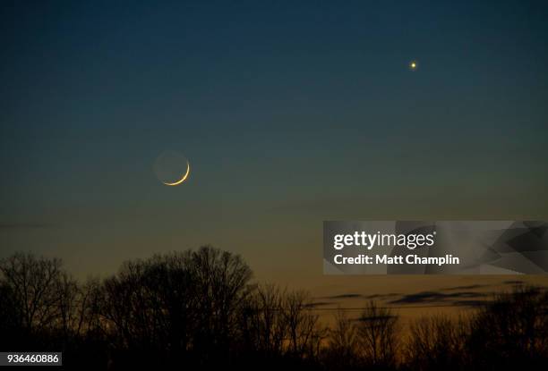 conjunction of the moon, venus, and mercury - konjunktion astronomi bildbanksfoton och bilder