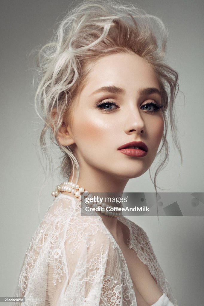 Bella mujer con maquillaje y peinado elegante