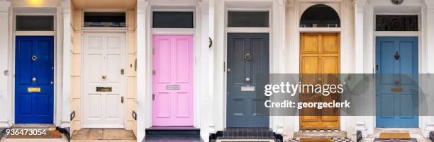 multi gekleurde deuren van londen - deur stockfoto's en -beelden