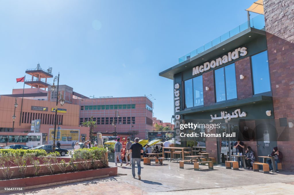 Nuova zona della città di Marrakech con un ristorante McDonald's