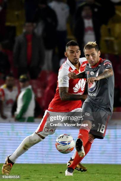 Yeison Gordillo of Independiente Santa Fe struggles for the ball with Dario Bottinelli of America de Cali during a match between Independiente Santa...