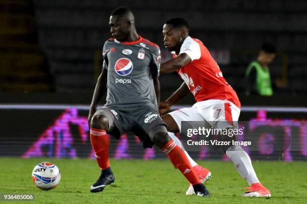 Leyvin Balanta of Independiente Santa Fe struggles for the ball with Gustavo Carvajal of America de Cali during a match between Independiente Santa...