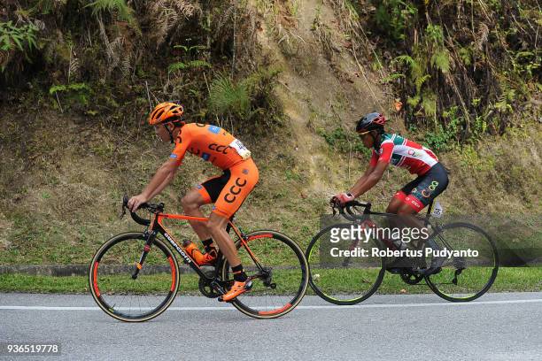 Michal Schlegel of CCC Sprandi Polkowice Poland leads to Bonjoe Martin of 7 Eleven-Cliqq Roadbike Philippines during Stage 5 of the Le Tour de...