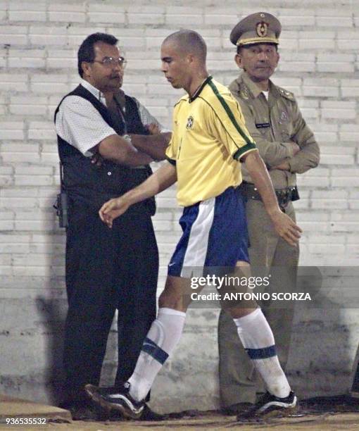 Brazilian star Ronaldo leaves the field 14 July after being replaced by Ronaldinho in their semifinal game against Mexico in Ciudad del Este,...