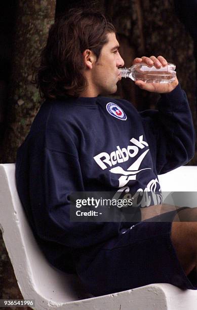 Chilean soccer star Marcelo Salas drinks water 04 July during a break in his team's practice in Foz de Iguazu, Brazil. Salas was ejected from Chile's...