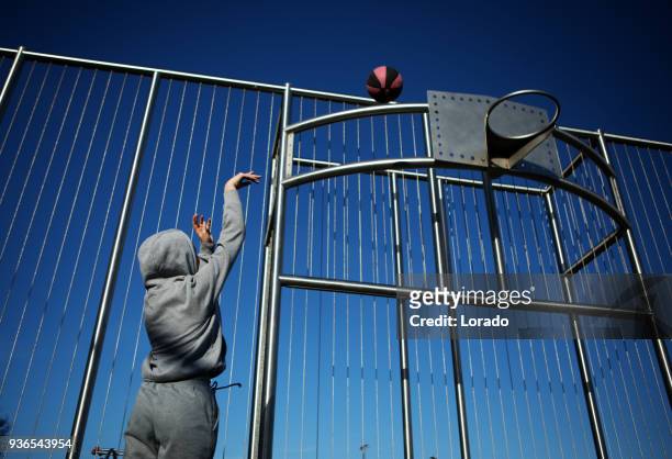 buiten stedelijke basketbal trainingssessie voor individuele vrouwelijke tienermeisje streetball player - sportoefening stockfoto's en -beelden