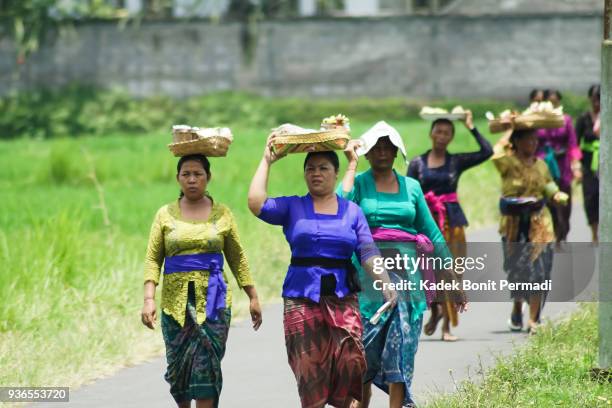 balinese vrouw brengen sesajen - batik indonesia stockfoto's en -beelden